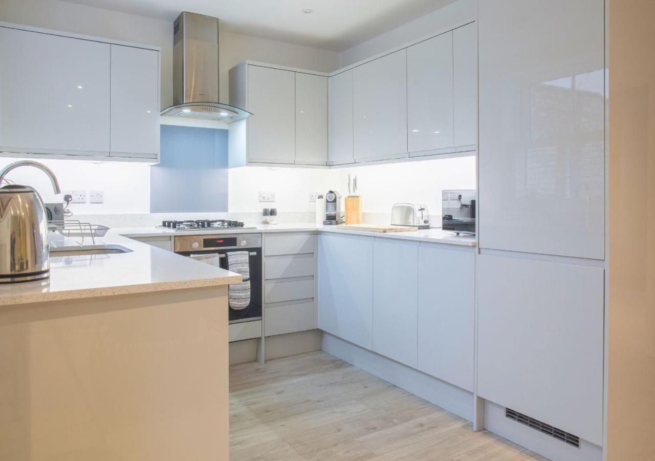 Stunning 2 Bed With Private Patio And Free Parking Villa Cheltenham Luaran gambar