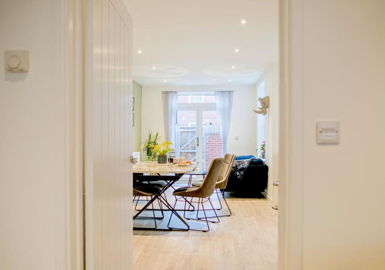 Stunning 2 Bed With Private Patio And Free Parking Villa Cheltenham Luaran gambar