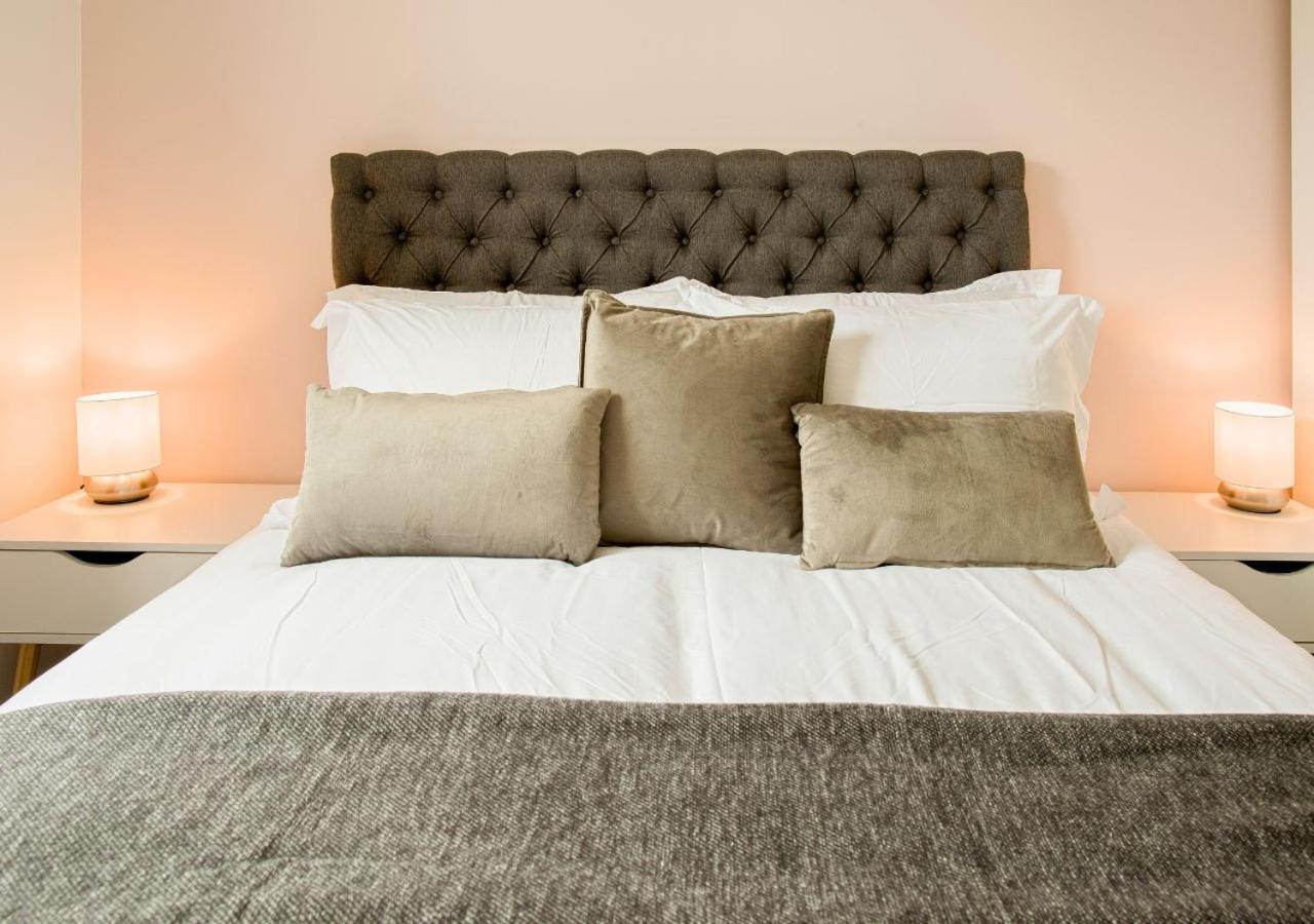 Stunning 2 Bed With Private Patio And Free Parking Villa Cheltenham Luaran gambar