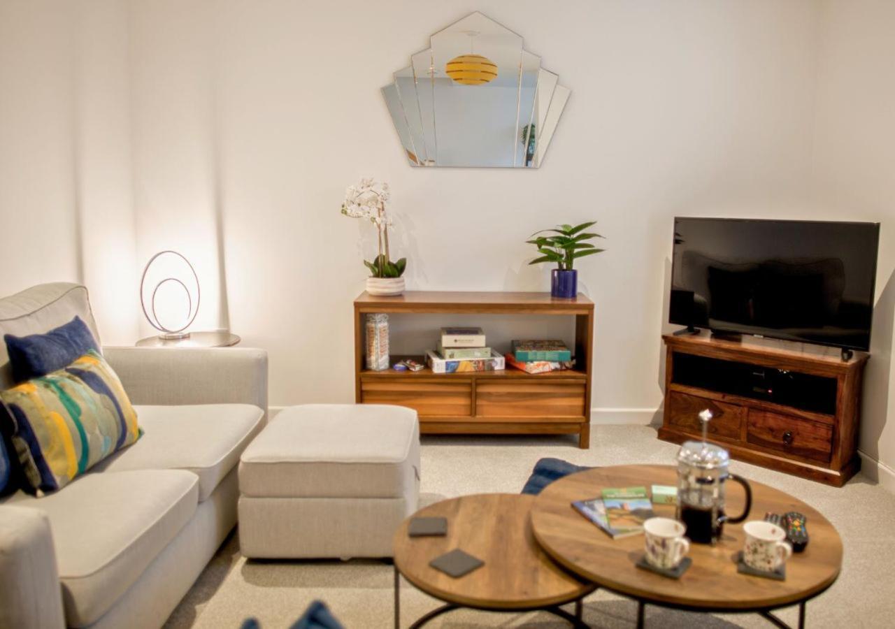 Stunning 2 Bed With Private Patio And Free Parking Villa Cheltenham Luaran gambar