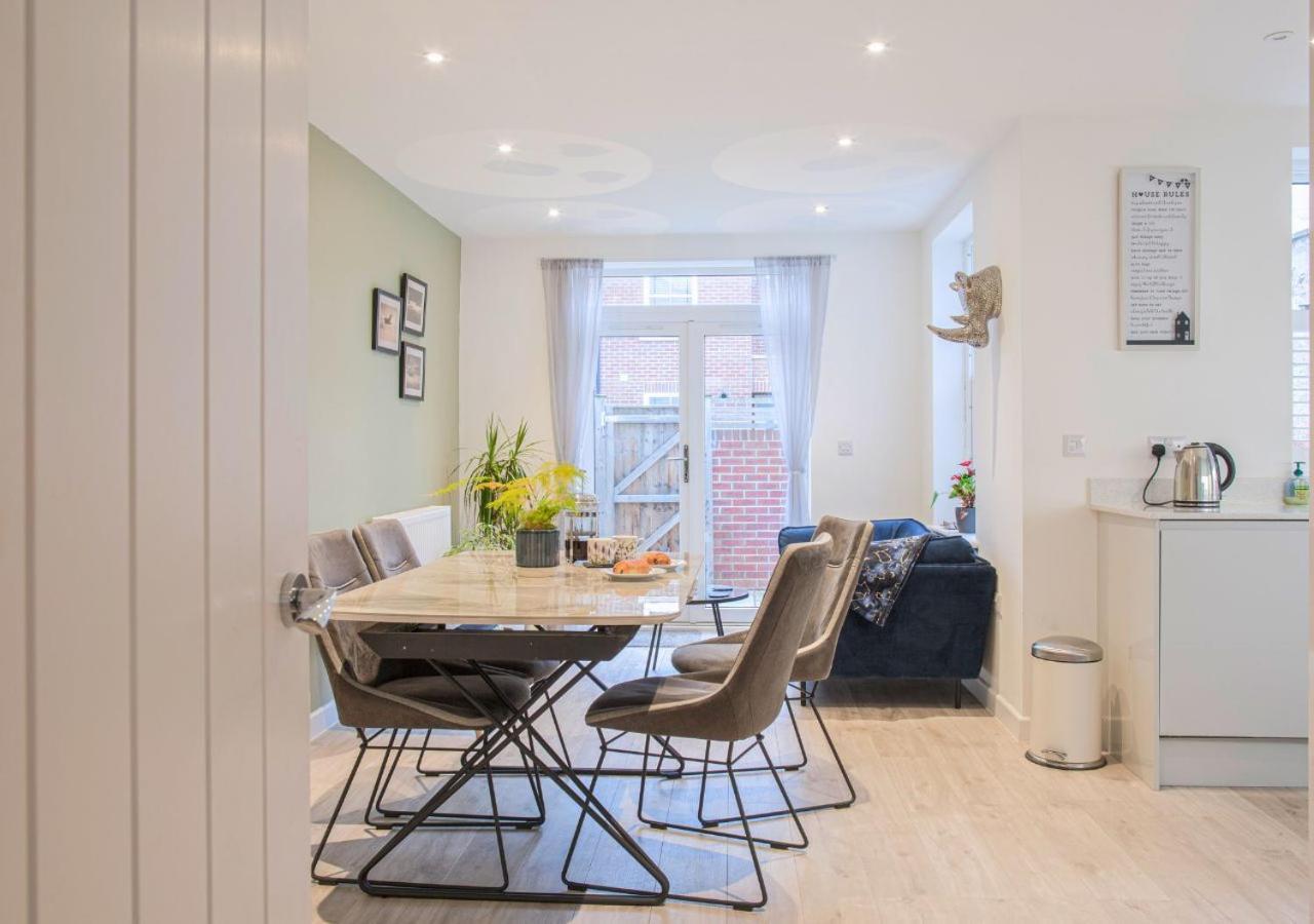 Stunning 2 Bed With Private Patio And Free Parking Villa Cheltenham Luaran gambar