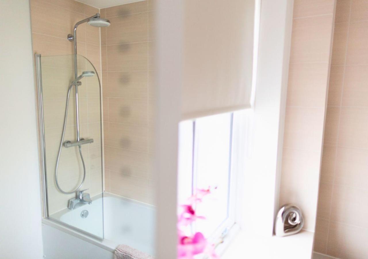 Stunning 2 Bed With Private Patio And Free Parking Villa Cheltenham Luaran gambar