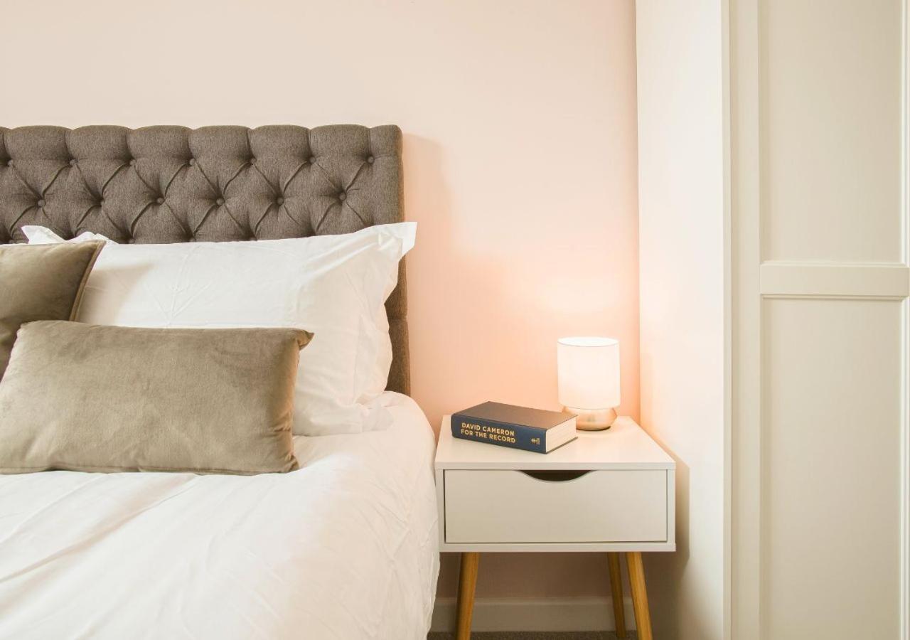 Stunning 2 Bed With Private Patio And Free Parking Villa Cheltenham Luaran gambar